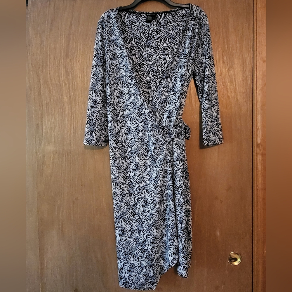BCBGMaxAzria Black and White Patterned Long Sleeve Wrap Dress, Ladies L